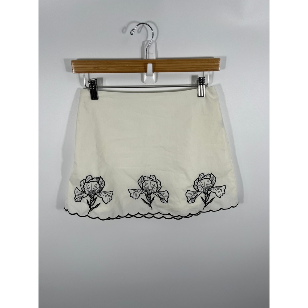 Women Mini Skirt XS White Floral Minimalist Chic Capsule Euro Summer Embroidered